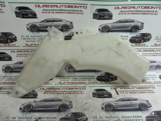 Fiat Freemont K05116307AB számú ablakmosó tartály a képen látható sérüléssel