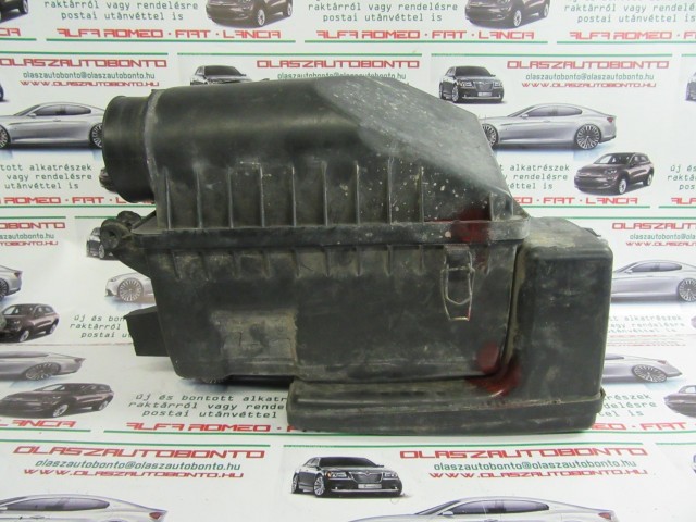 49264 Fiat Stilo 2,4 20v benzin, légszűrőház a képen látható sérüléssel