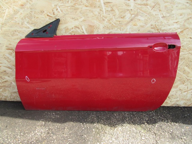 52025 Alfa Romeo Gt piros színű, bal oldali ajtó a képen látható sérüléssel