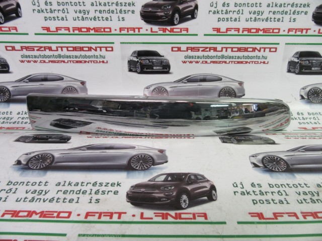 Fiat 500 735429581 számú, jobb első lökhárító díszcsík a képen látható sérüléssel