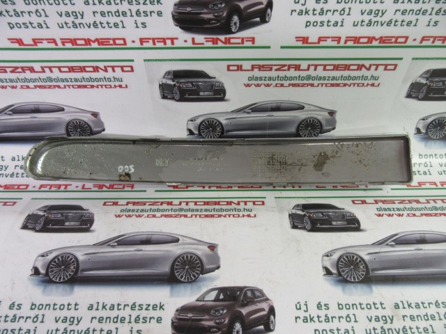 Fiat 500 735429581 számú, jobb első lökhárító díszcsík a képen látható sérüléssel