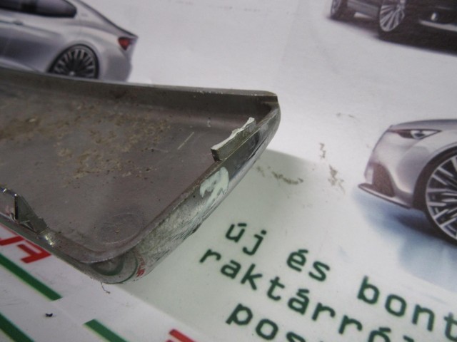 Fiat 500 735429581 számú, jobb első lökhárító díszcsík a képen látható sérüléssel