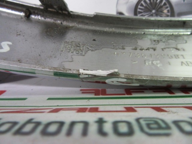 Fiat 500 735429581 számú, jobb első lökhárító díszcsík a képen látható sérüléssel