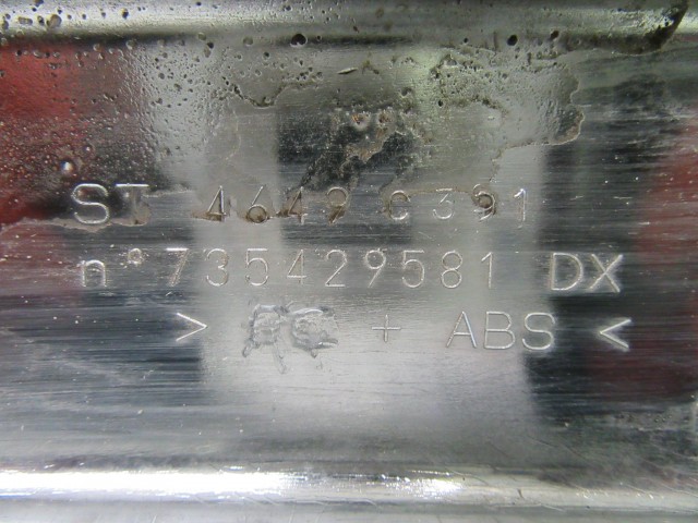 Fiat 500 735429581 számú, jobb első lökhárító díszcsík a képen látható sérüléssel