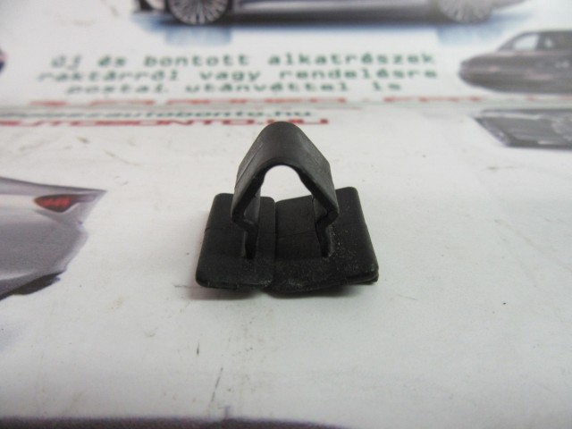 Fiat 500FL motorháztető szigetelést felfogató bolha