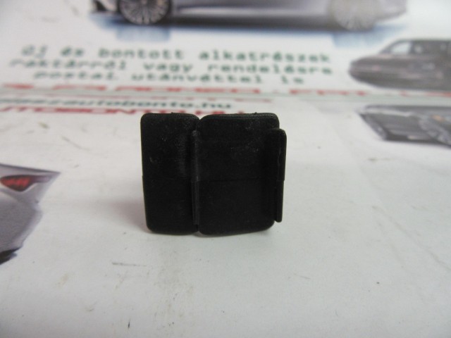 Fiat 500FL motorháztető szigetelést felfogató bolha