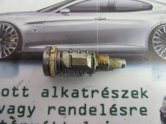 Lancia Delta bal első zárbetét 