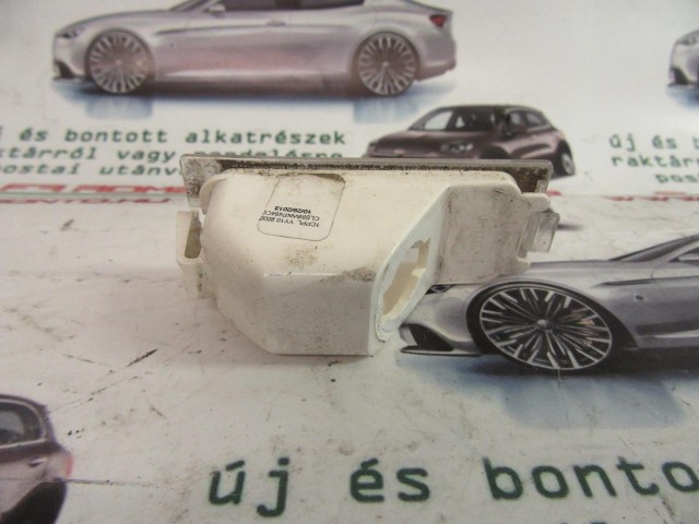 Lancia Voyager rendszámtábla világítás a képen látható sérüléssel