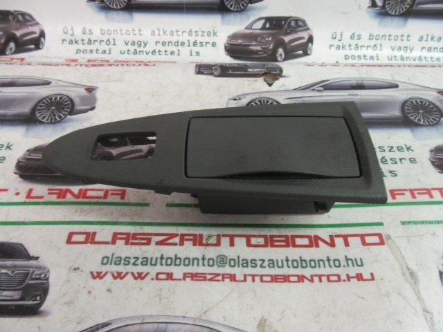 Fiat Croma szürke színű, jobb első ablakemelő kapcsoló tartó