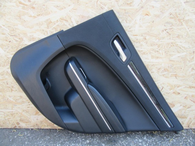  Kárpit53722 Lancia Thema fekete színű, bőr, jobb hátsó ajtókárpit