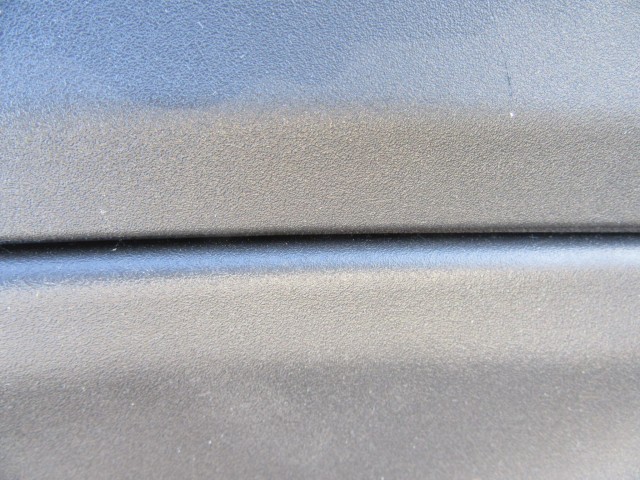 53851 Fiat 500X fekete színű, műanyag, jobb hátsó ajtókárpit