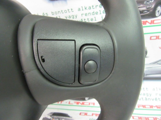 52027 Jeep Renegade bőr, multikormányos kormánykerék a képen látható sérüléssel