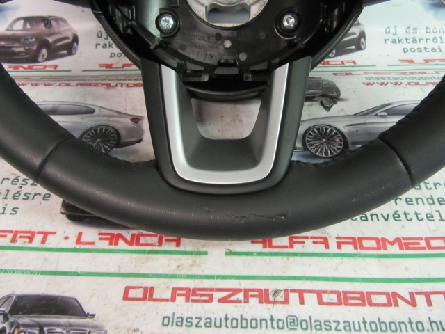 52027 Jeep Renegade bőr, multikormányos kormánykerék a képen látható sérüléssel