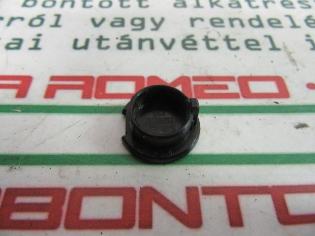 Fiat Grande Punto 735501751 számú, ajtó behajtó csavar takaró