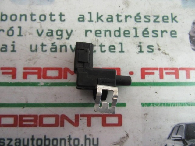 Alfa Romeo Giulietta 46803209 számú kézifék mikrokapcsoló
