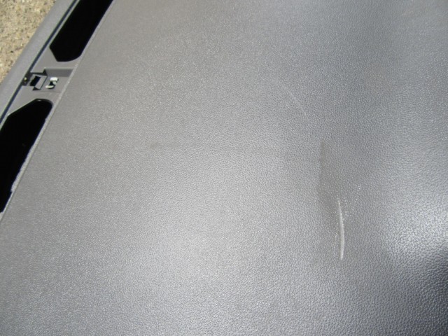 54049 Fiat 500 2015- szürke színű, műszerfal párna a képen látható sérüléssel