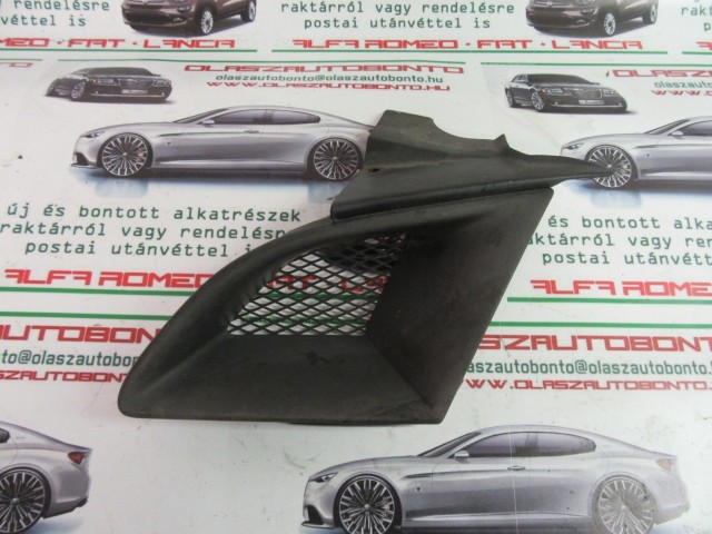 Alfa Romeo 166FL 156045143 számú, bal első díszrács a képen látható sérüléssel