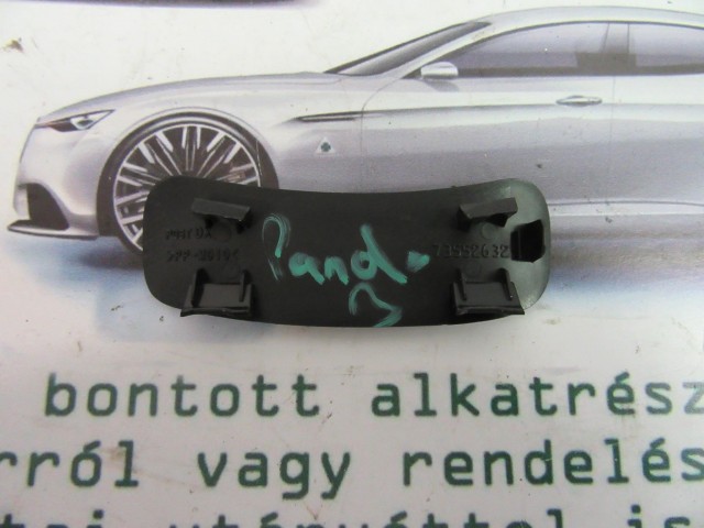 Fiat Panda III. 735526327  számú, jobb hátsó csavar takaró 