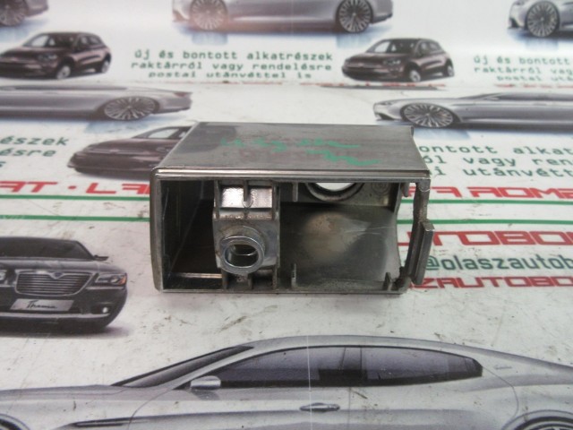 Fiat Ulysse 1484500077 számú , jobb első zárbetét ház