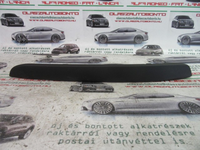 Alfa Romeo Giulietta 156088505 számú, matt fekete színű, jobb hátsó ajtó kárpit díszcsík