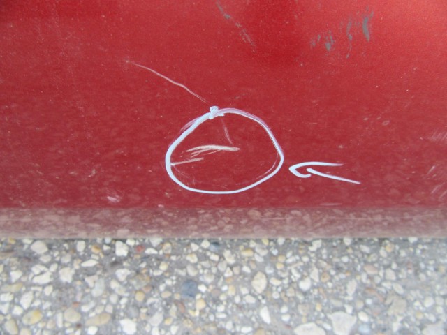 61696 Fiat Stilo 3 ajtós, bordó színű bal ajtó, a képen látható sérüléssel 