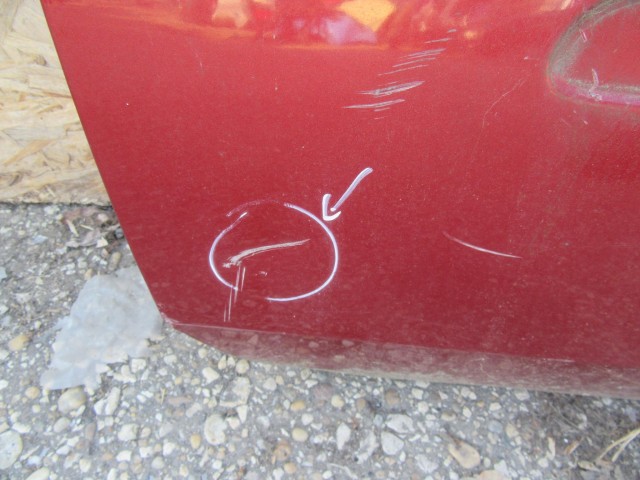 61696 Fiat Stilo 3 ajtós, bordó színű bal ajtó, a képen látható sérüléssel 