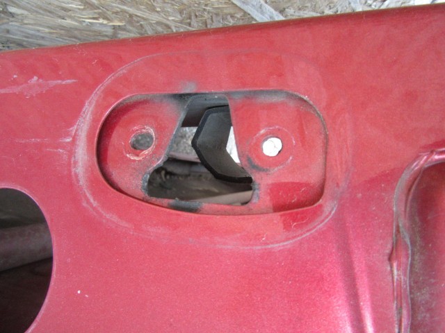 61696 Fiat Stilo 3 ajtós, bordó színű bal ajtó, a képen látható sérüléssel 