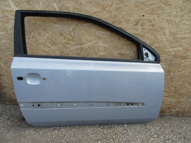 61868 Fiat Stilo 3 ajtós, kék színű jobb oldali ajtó a képen látható sérüléssel 