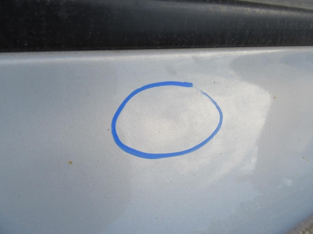 61868 Fiat Stilo 3 ajtós, kék színű jobb oldali ajtó a képen látható sérüléssel 