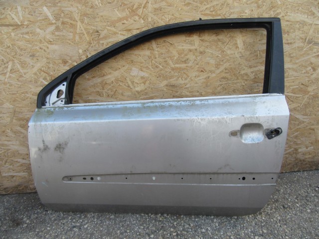 61871 Fiat Stilo 3 ajtós, ezüst színű bal oldali ajtó, a képen látható sérüléssel