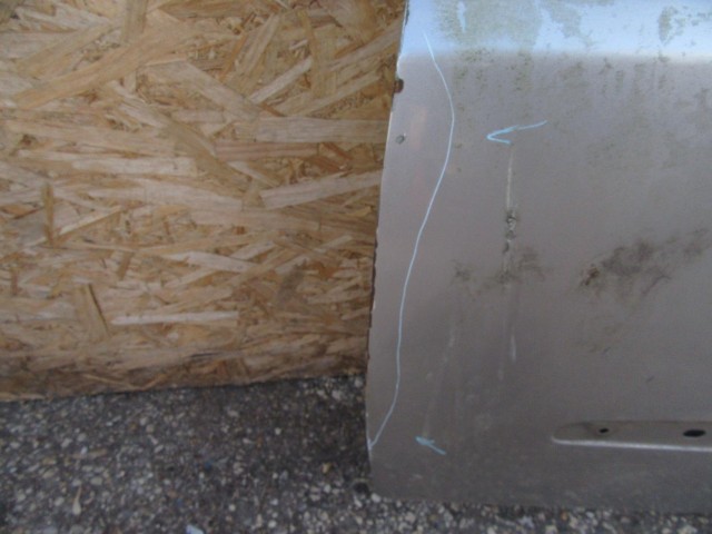 61871 Fiat Stilo 3 ajtós, ezüst színű bal oldali ajtó, a képen látható sérüléssel