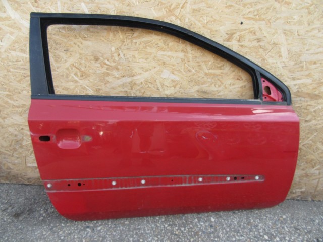 61874 Fiat Stilo 3 ajtós, jobb oldali piros ajtó, a képen látható sérüléssel