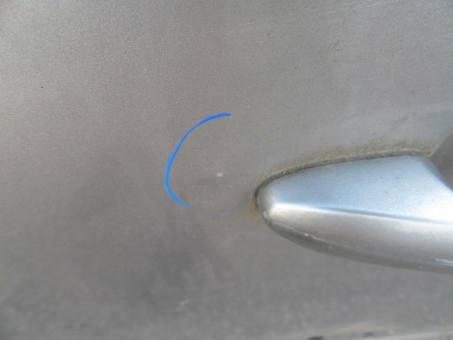 61877 Fiat Stilo 3 ajtós, ezüst színű bal oldali ajtó, a képen látható sérüléssel