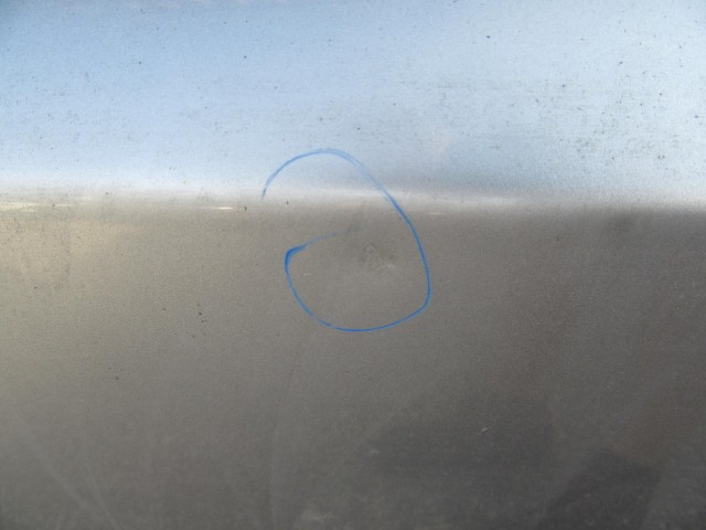 61877 Fiat Stilo 3 ajtós, ezüst színű bal oldali ajtó, a képen látható sérüléssel