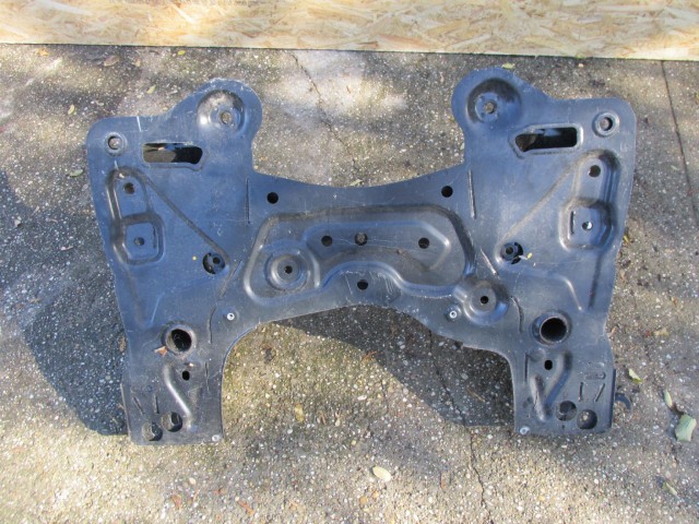 Alfa Romeo Giulietta xenon fényszórós első segédalváz bölcső 50520090