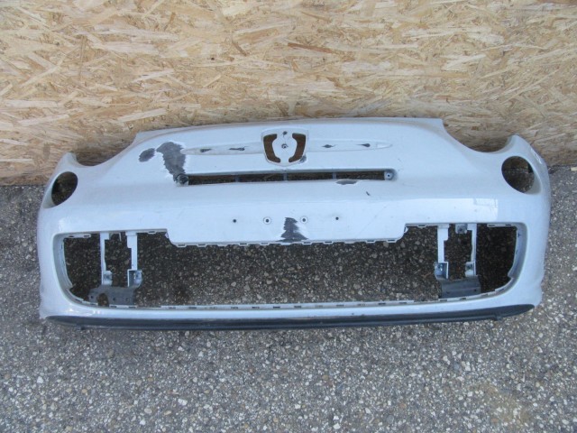 61646 Abarth 500 szürke színű első lökhárító, a képen látható javításokkal 