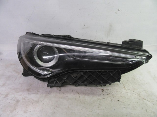 Alfa Romeo Stelvio jobb első fényszóró, a képen látható sérüléssel 50552984