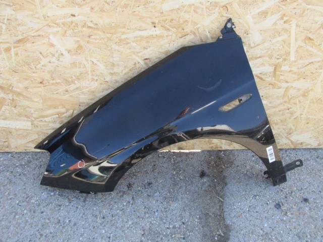 75731 Lancia Delta fekete színű, bal első sárvédő, a képen látható sérüléssel 