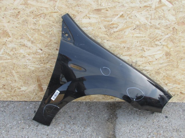 75624 Fiat Croma 2005-2008 fekete színű jobb első sárvédő, a képen látható sérüléssel