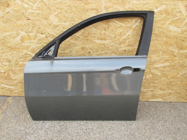 79358 Alfa Romeo 147 5 ajtós bal első grafitszürke színű ajtó, a képen látható sérüléssel 