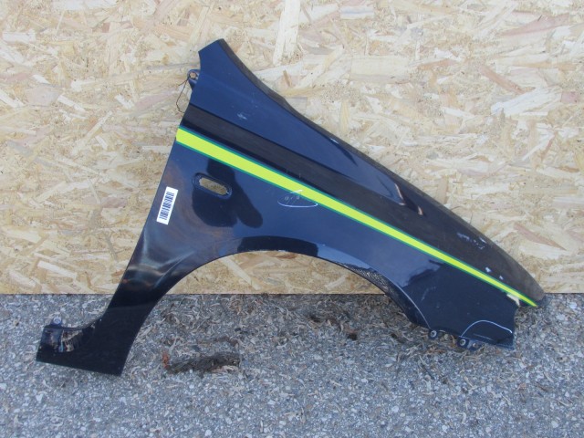 77198 Fiat Stilo 5 ajtós sötétkék színű, jobb első sárvédő a képen látható sérüléssel