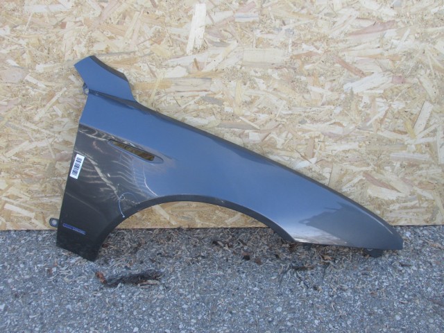 77196 Alfa Romeo 159, Brera, Spider szürke színű jobb első sárvédő, a képen látható sérüléssel