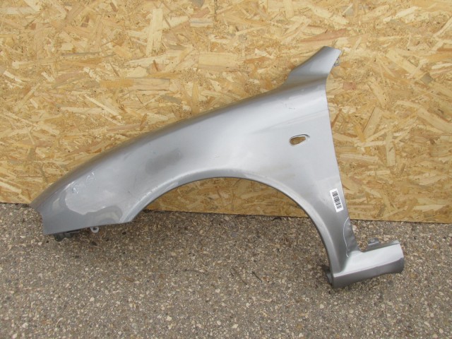 77149 Alfa Romeo Gt ezüst színű bal első sárvédő, a képen látható sérüléssel