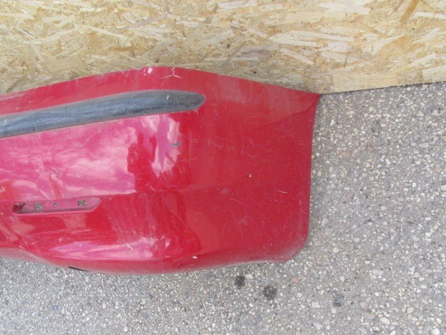 91518 Alfa Romeo 156 1997-2003 szedán piros színű hátsó lökhárító, a képen látható sérüléssel