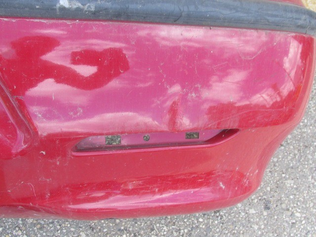 91518 Alfa Romeo 156 1997-2003 szedán piros színű hátsó lökhárító, a képen látható sérüléssel