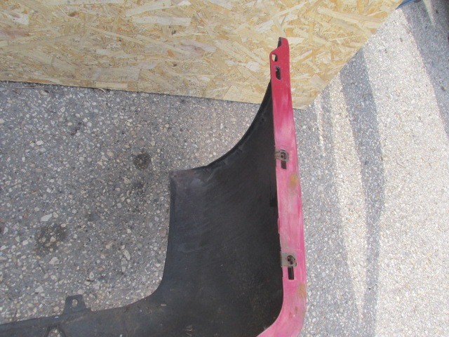 91518 Alfa Romeo 156 1997-2003 szedán piros színű hátsó lökhárító, a képen látható sérüléssel