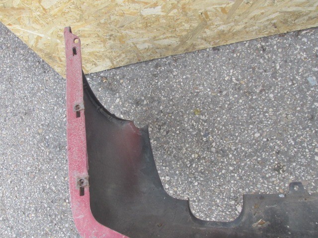 91518 Alfa Romeo 156 1997-2003 szedán piros színű hátsó lökhárító, a képen látható sérüléssel