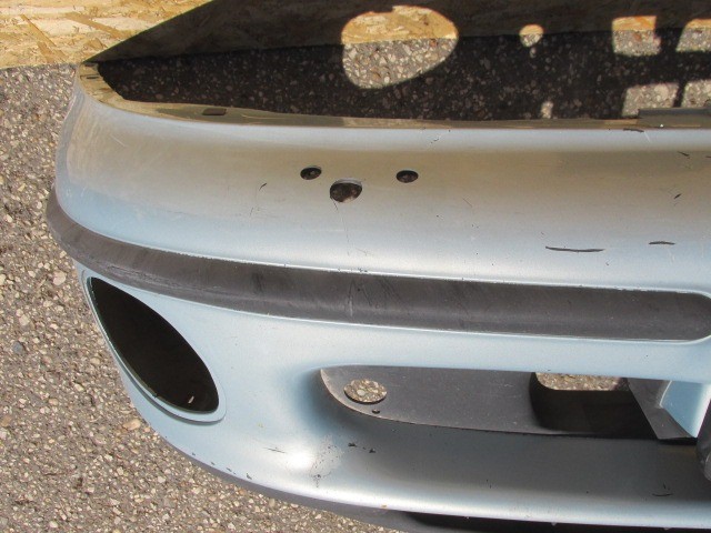 91417 Fiat Marea világos kék színű, fényszórómosó helyes első lökhárító 