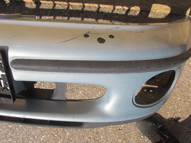 91417 Fiat Marea világos kék színű, fényszórómosó helyes első lökhárító 