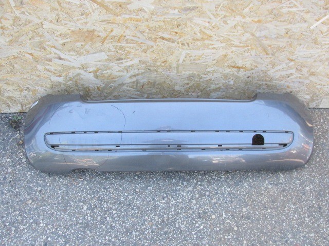 92706 Fiat 500 2007-2015 grafit szürke színű Lounge hátsó lökhárító, a képen látható sérüléssel 